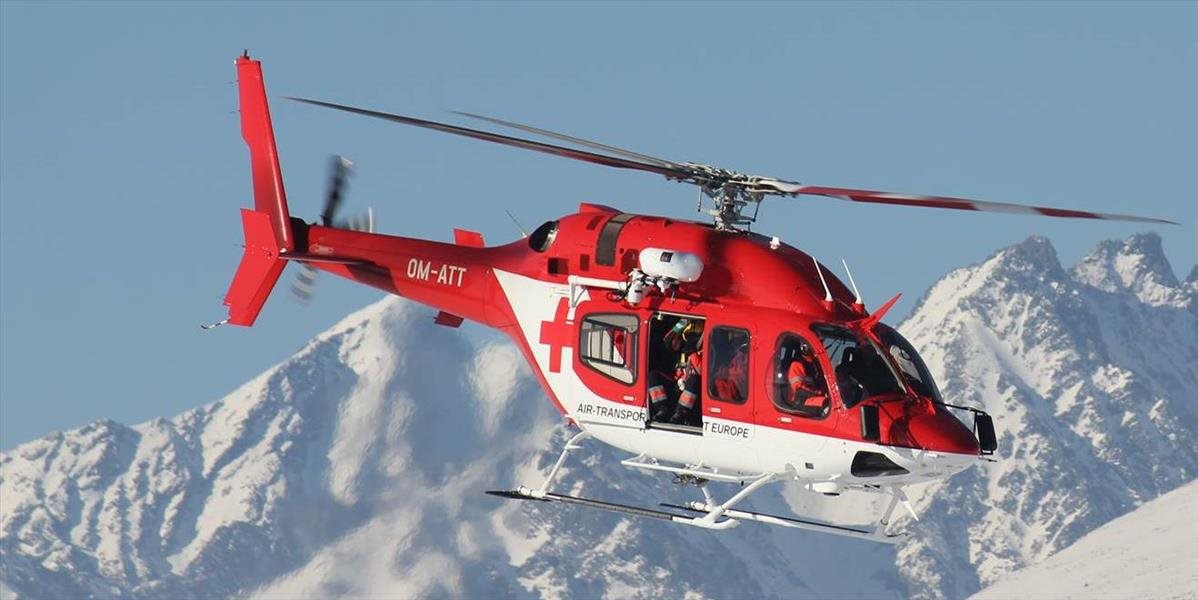 Vrtuľník letel na pomoc lyžiarom do Roháčov a na Makov
