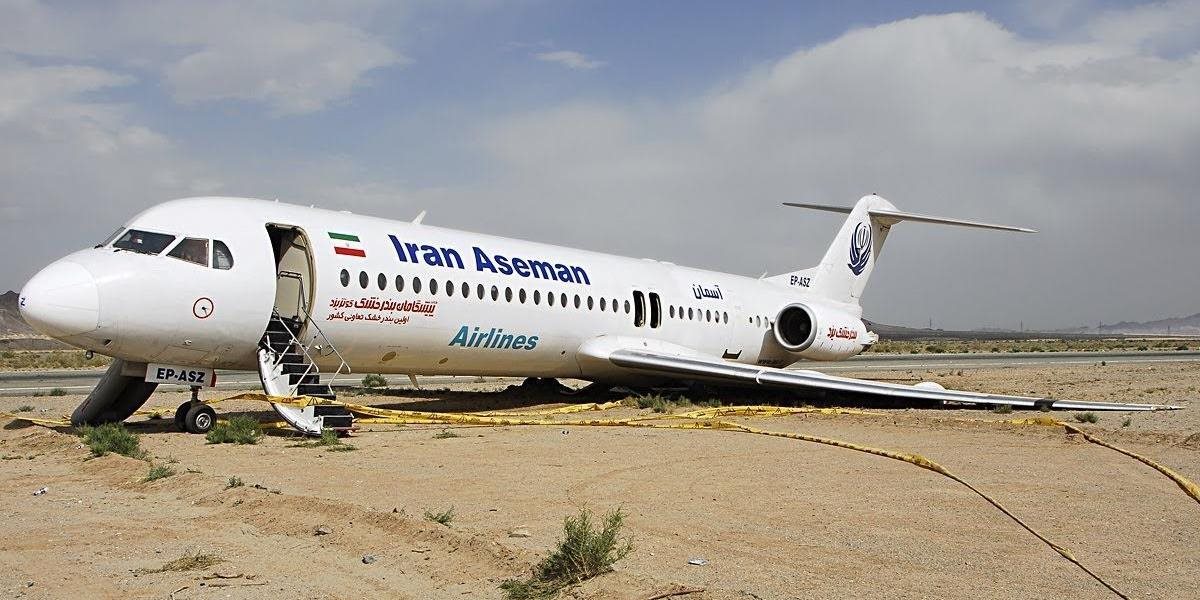 Z miesta havárie iránskeho dopravného lietadla vyzdvihli prvé telá obetí
