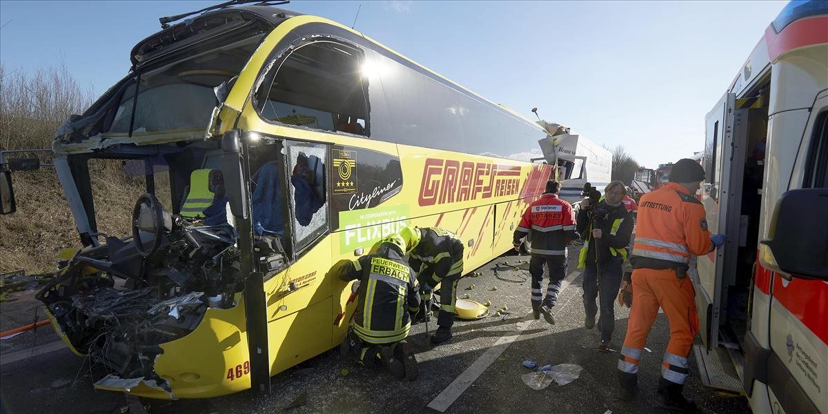 Hromadná dopravná nehoda v Nemecku si vyžiadala 19 zranených detí