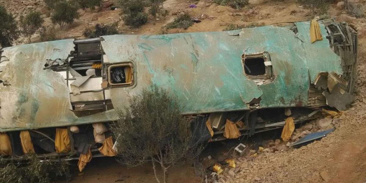 FOTO Autobus v Peru sa zrútil z diaľnice, zomrelo  44 ľudí