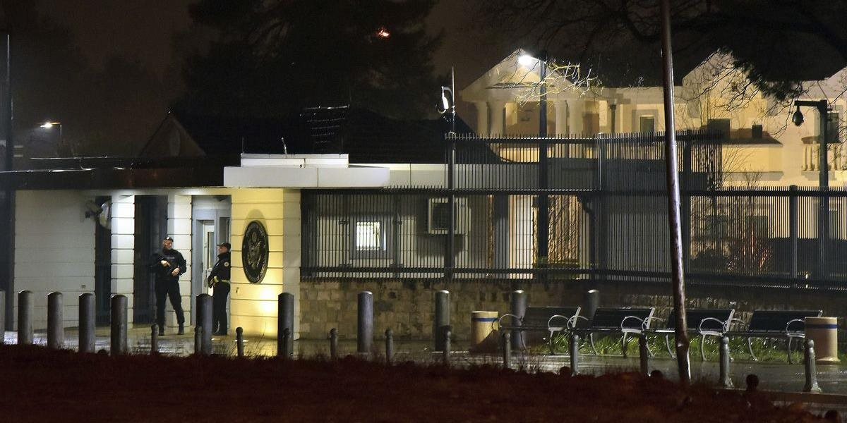 Aktualizované FOTO Polícia pozná identitu útočníka, ktorý hodil granát na americké veľvyslanectvo v Čiernej hore a následne sa odpálil