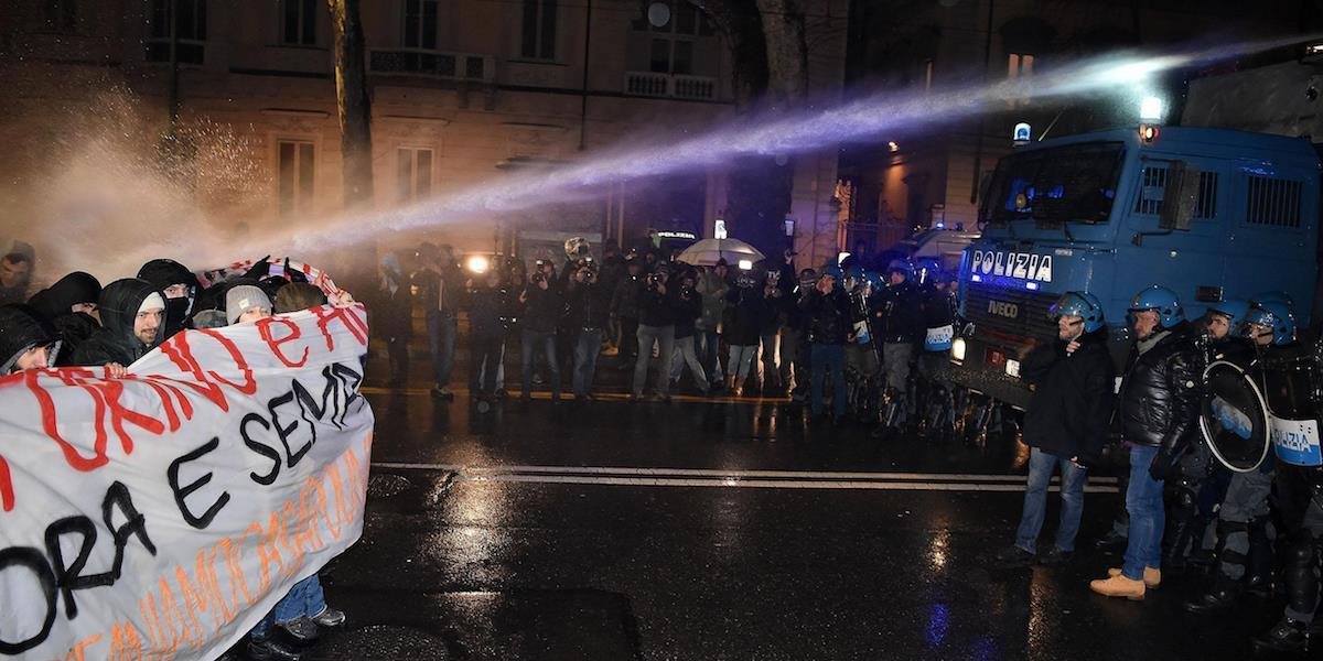 FOTO Talianska polícia použila proti antifašistom vodné delá