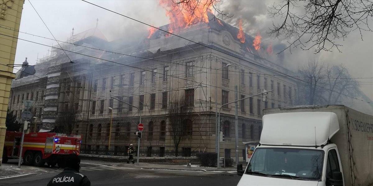 Aktualizované FOTO + VIDEO Hasiči stále pokračujú v likvidácii požiaru strechy Daňového úradu v Košiciach