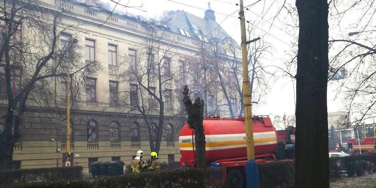 Hasičom sa podarilo zlikvidovať požiar strechy Daňového úradu