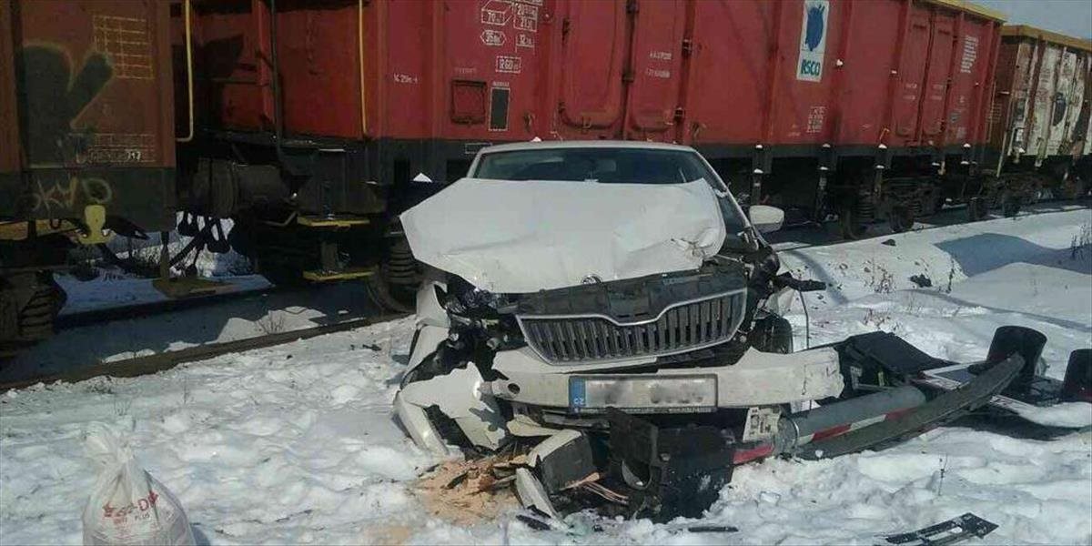FOTO V Tvrdošíne sa zrazil vlak s osobným autom