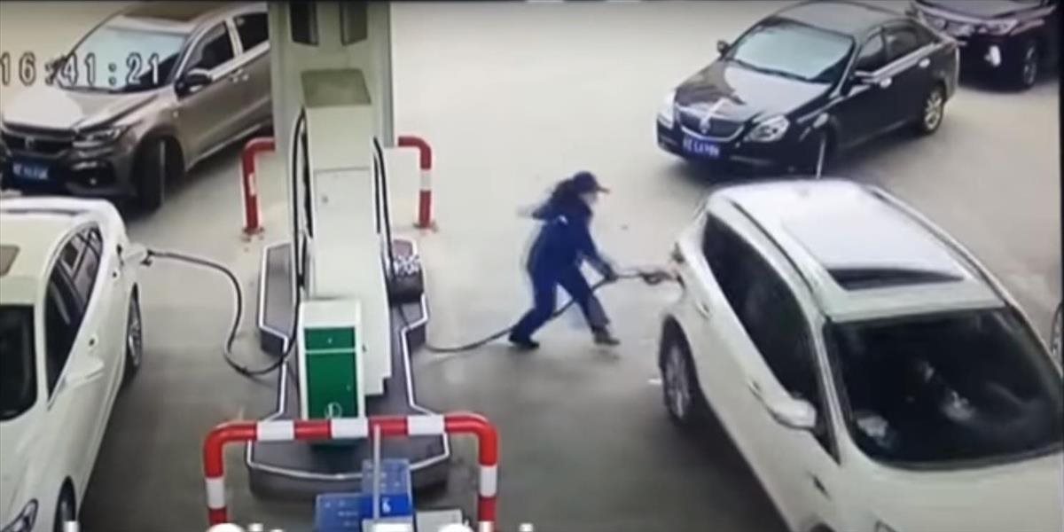 VIDEO Vodička odišla od stojana na benzínke s hadicou v aute. To sa potom diali veci!