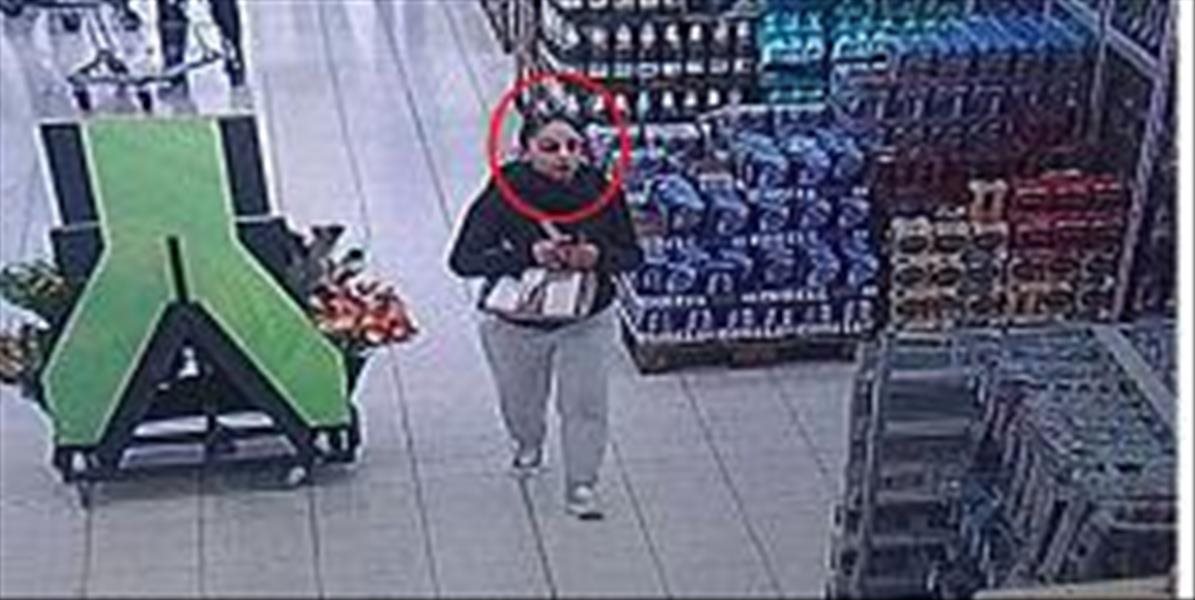 FOTO Ukradla kabelku v obchodnom centre, polícia po nej pátra