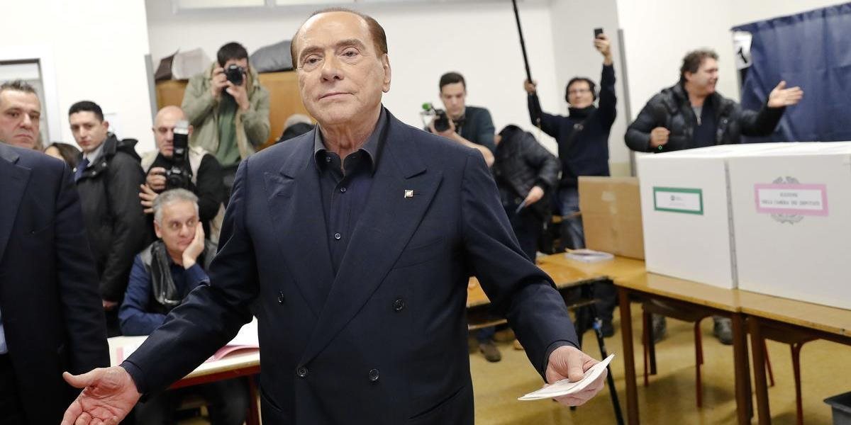VIDEO+FOTO Na Berlusconiho vo volebnej miestnosti vyskočila polonahá aktivistka