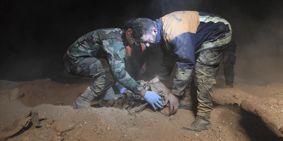 Sýrska armáda pri Rakke objavila masový hrob