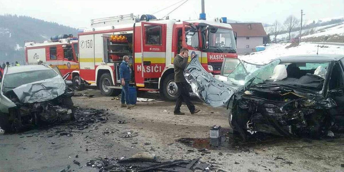 FOTO V obci Štefanov nad Oravou sa zrazili dve vozidlá, cesta je neprejazdná