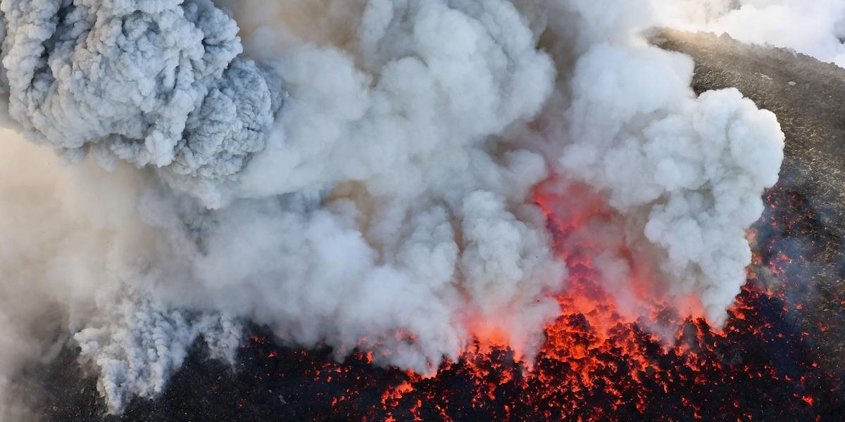 FOTO V Japonsku došlo k silnému výbuchu vulkánu Šinmoedake