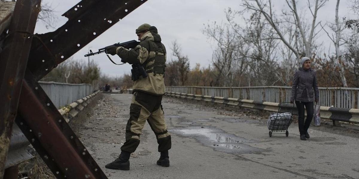 Inštruktori NATO učia ukrajinských vojakov strielať zo sovietských zbraní