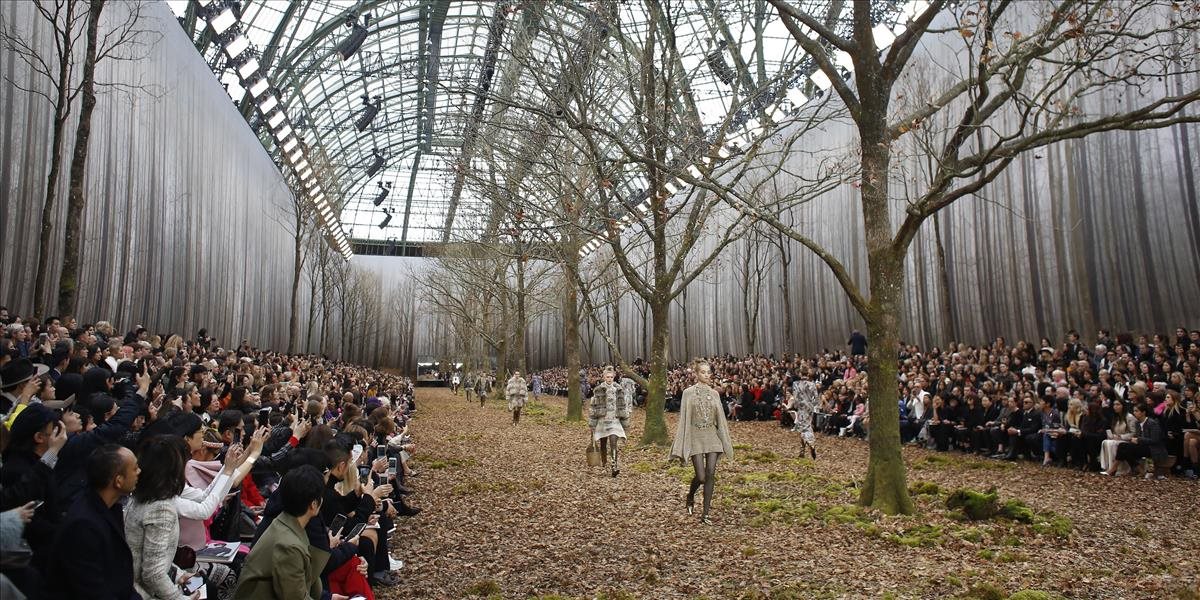 FOTO + VIDEO Karl Lagerfeld premenil mólo na lesný pavilón pre Chanel prehliadku
