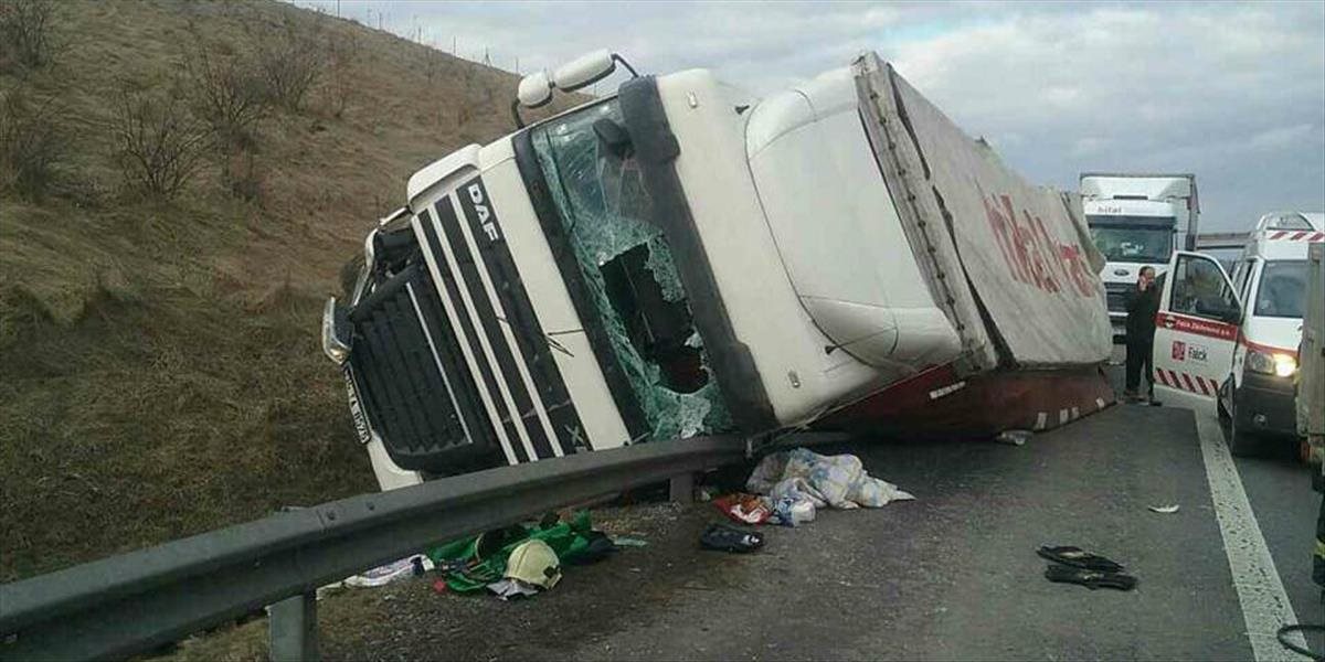 FOTO Pri nehode kamióna na diaľnici sa ťažko zranil vodič