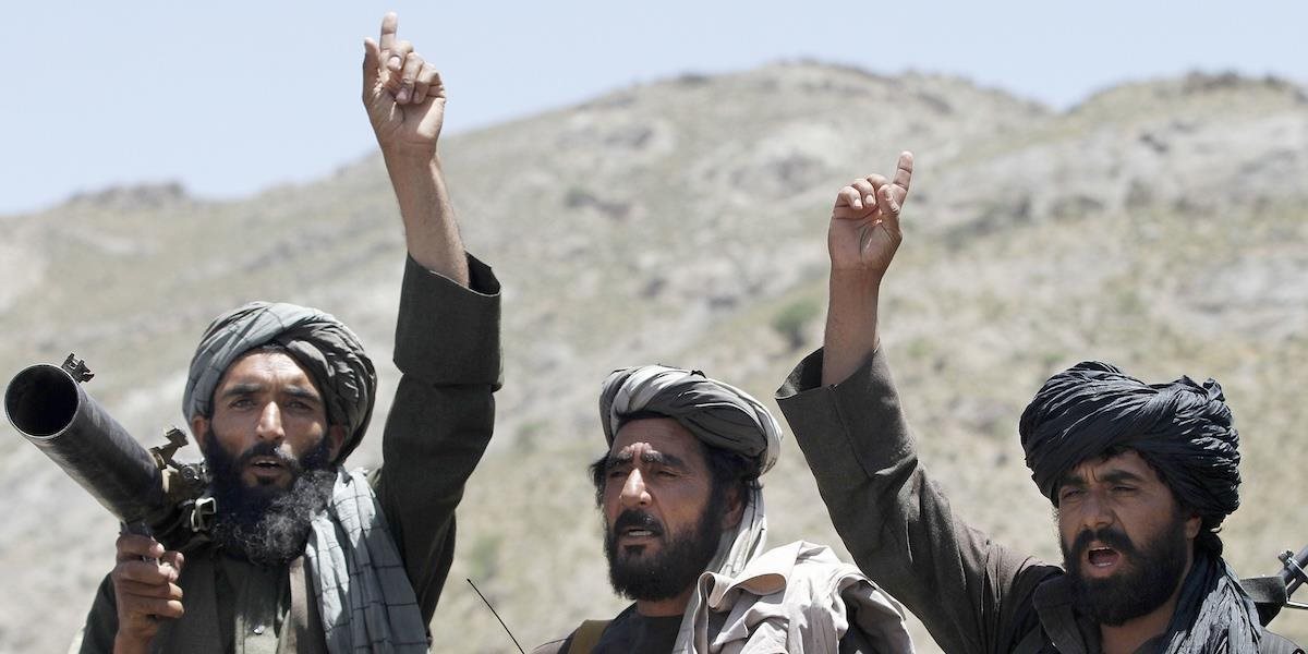 Pri útoku na vojenskú základňu v Afganistane zahynulo desať policajtov