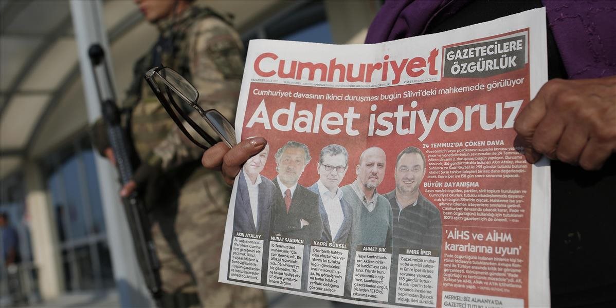 Súd nariadil prepustiť dvoch novinárov denníka Cumhuriyet