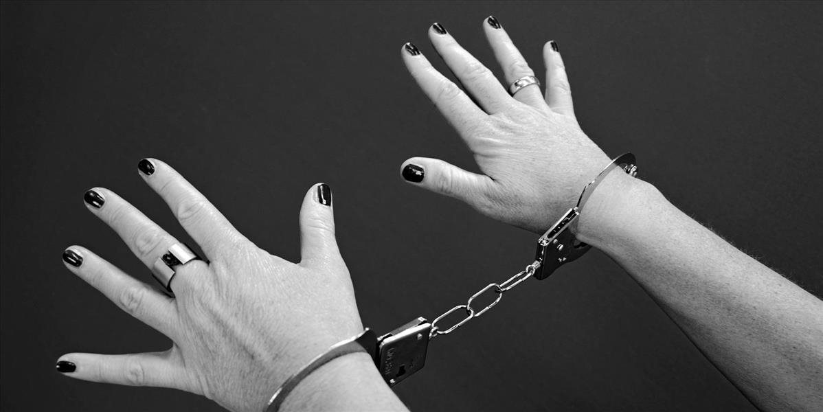Ženu odsúdili na 35 rokov väzenia za týranie siedmich tínedžerov