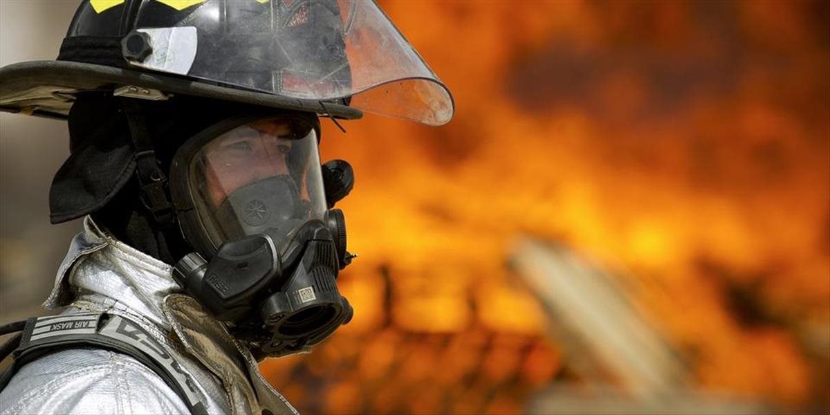 AKTUALIZOVANÉ FOTO Hasiči zasahujú v areáli kaštiela v Nižnej Šebastovej, horí jednopodlažná budova