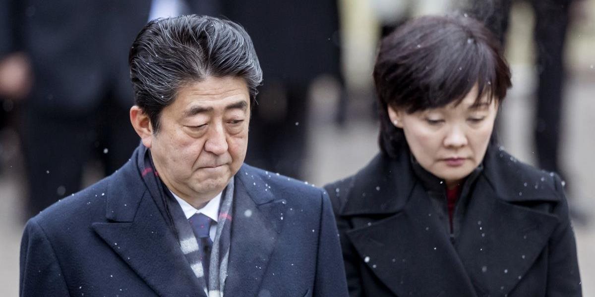 Japonský premiér je zatiahnutý do škandálu s predajom pozemkov patriacich štátu
