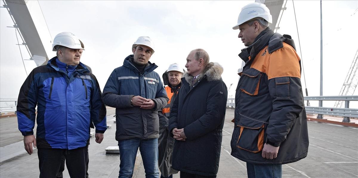 Putin: Cestná časť Krymského mosta je takmer dokončená