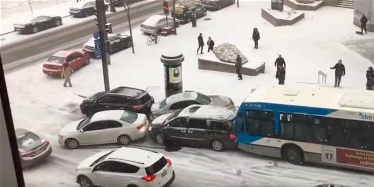 Snehová búrka spôsobila hromadnú haváriu 81 automobilov