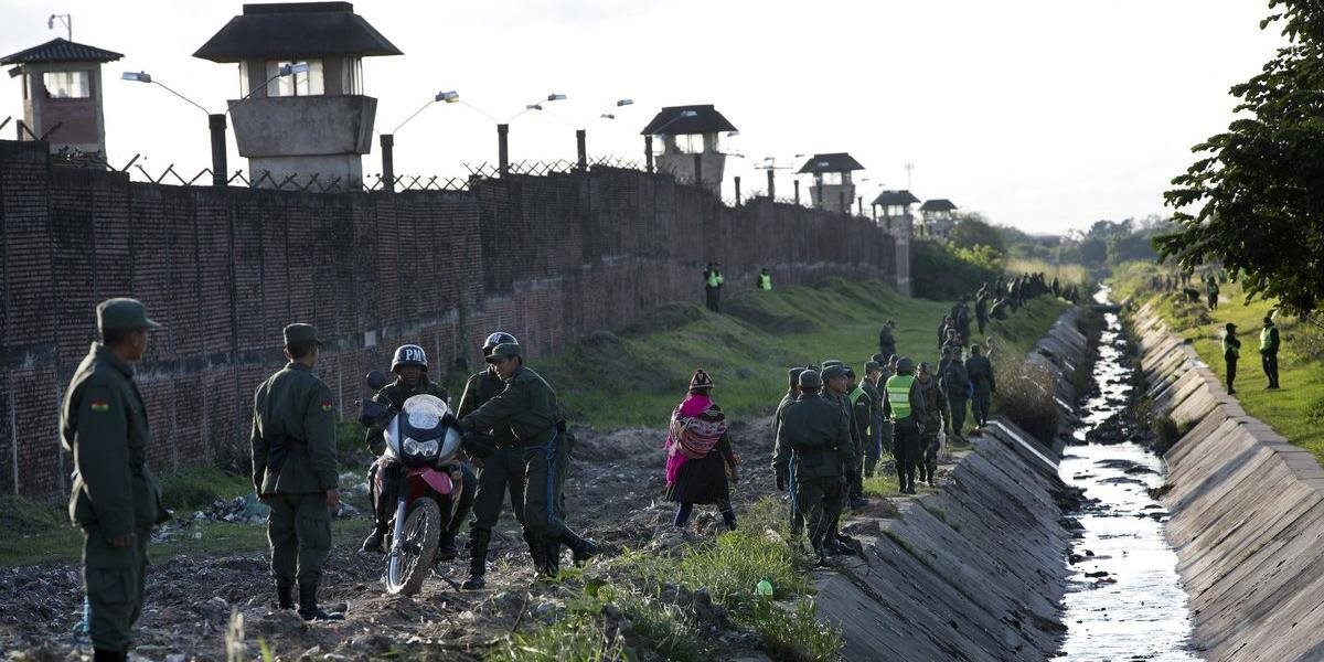 Pri zrážkach s políciou v Bolívii zahynulo vo väznici sedem trestancov