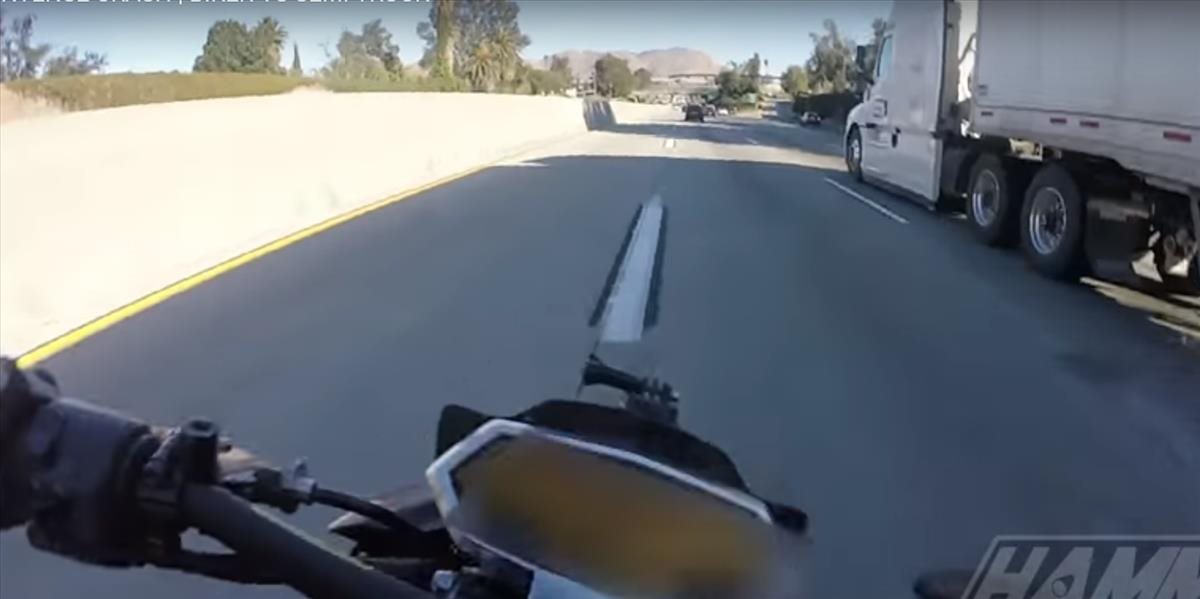 VIDEO Neuveriteľné! Motorkár spadol na diaľnici pod kamión, ale prekĺzol krížom cez neho