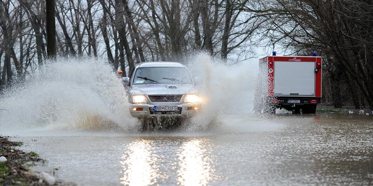 Pre silný dážď je na cestách v Bratislave a pri Východnej slabá dohľadnosť
