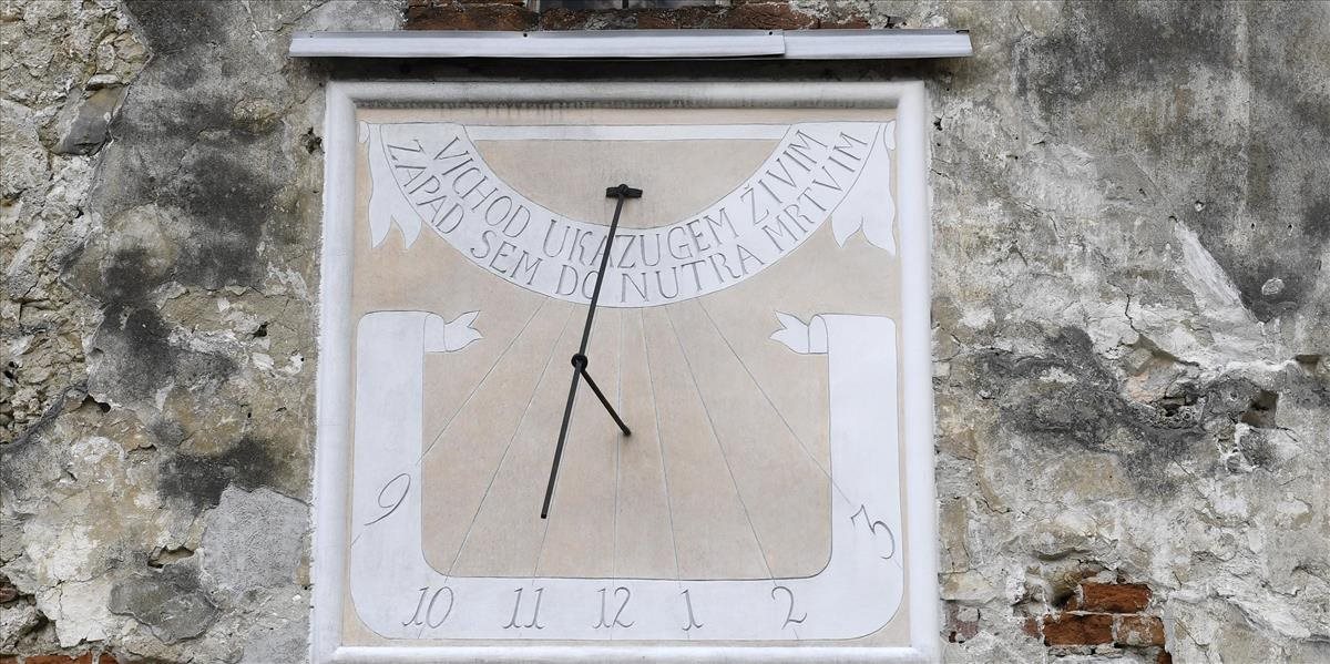 Historickým unikátom obce Košeca sú takmer 270-ročné slnečné hodiny