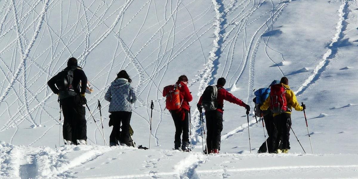 Najmenej jeden lyžiar zahynul po páde lavíny v Alpách