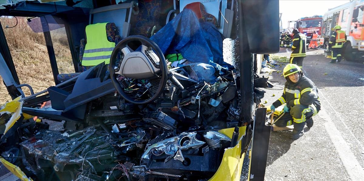 Nehoda autobusu si vyžiadala minimálne 12 mŕtvych