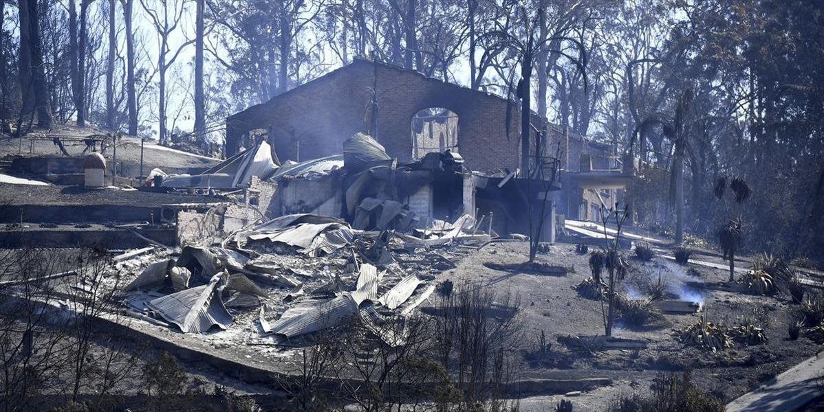 Lesné požiare v Austrálii zničili desiatky domov, zabíjali aj dobytok