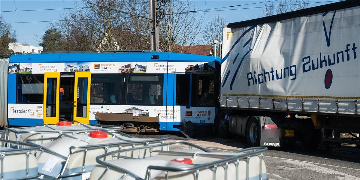 Dopravná nehoda električky s nákladným autom v Kasseli si vyžiadala 15 zranených