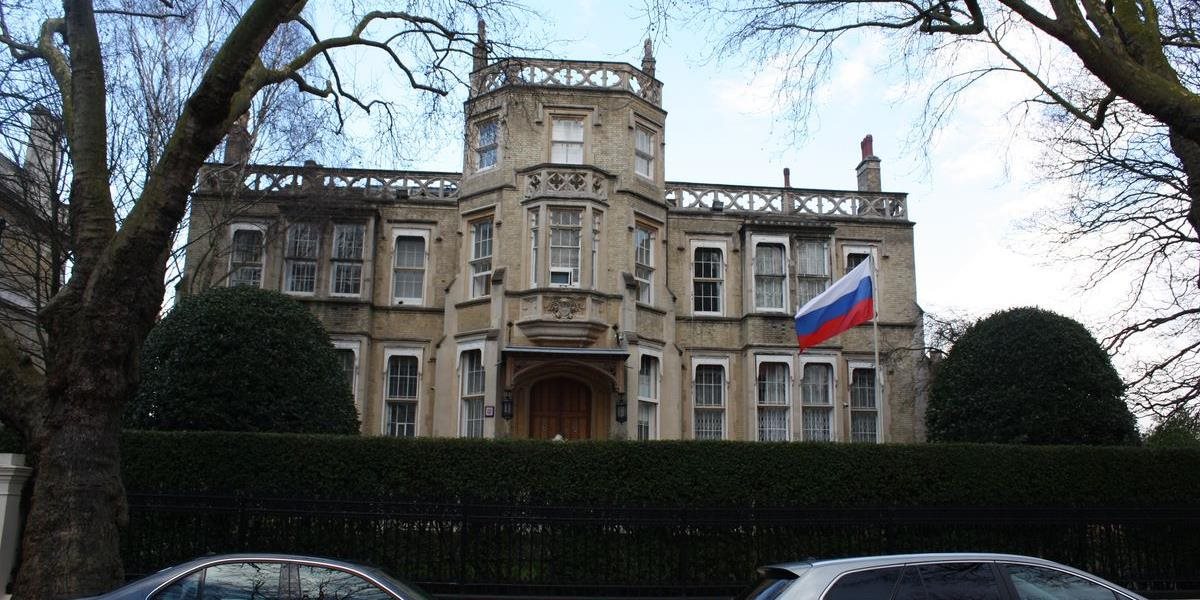 Vyhostení ruskí diplomati odchádzajú v utorok z Británie do vlasti