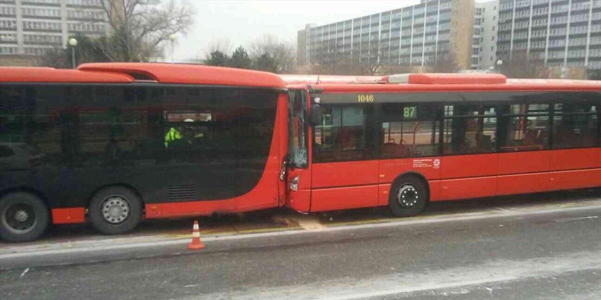 FOTO V Bratislave sa zrazili dva autobusy MHD, zasahovali záchranári
