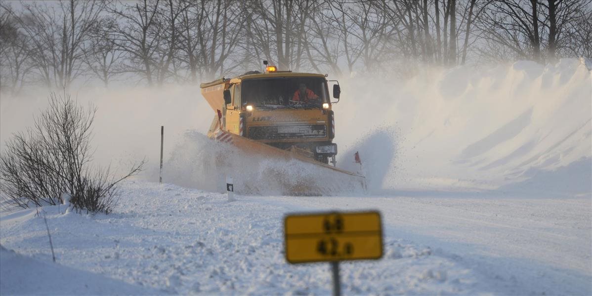 Na východe Slovenska budú komplikovať dopravu snehové jazyky a záveje