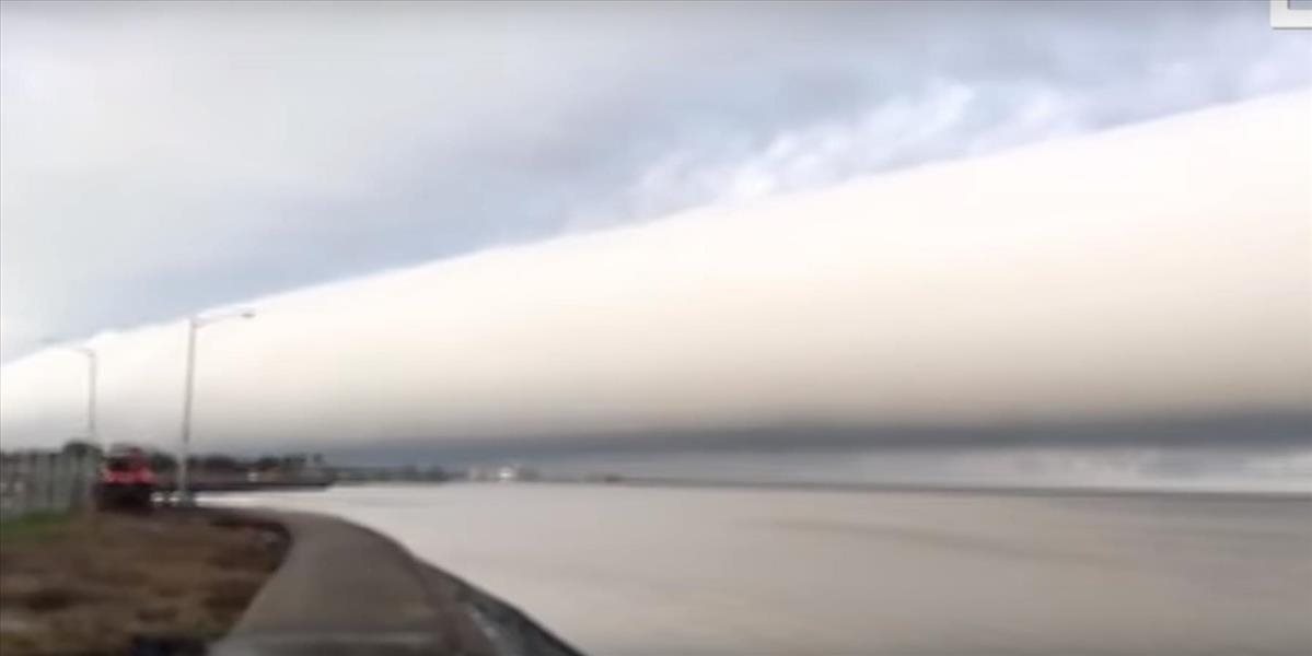 VIDEO Nad morom sa tiahol oblak pripomínajúci obrovskú nekonečnú rúru