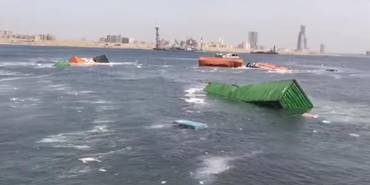 VIDEO V prístave sa zrazili dve lode, kontajnery popadali do mora