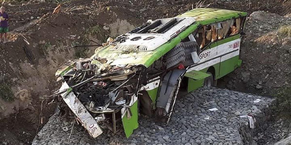 FOTO Nehoda autobusu na Filipínach si vyžiadala 19 mŕtvych a 17 zranených