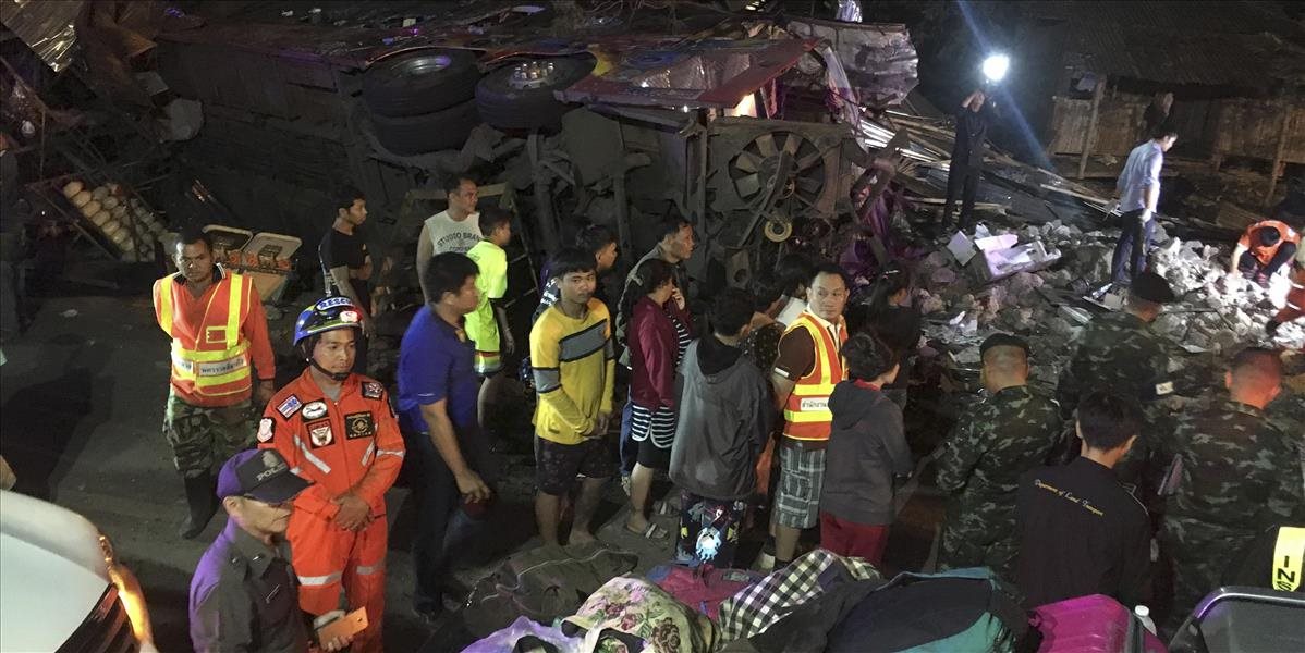 VIDEO Pri nehode autobusu v Thajsku zahynulo 18 ľudí a 33 sa zranilo