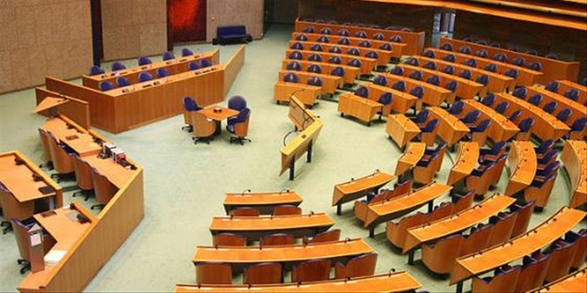 Neznámy muž skočil počas rozpravy z galérie holandského parlamentu