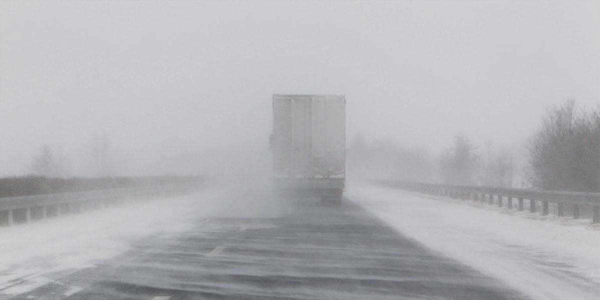 Čerstvá snehová nádielka a silný vietor paralyzovali dopravu v Chorvátsku