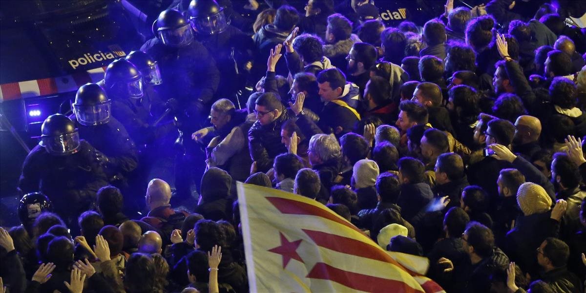 Katalánska polícia v Barcelone zasiahla proti prívržencom secesionistov