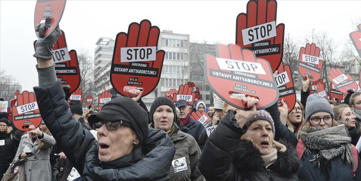 Tisíce ľudí protestovali v Poľsku proti sprísneniu zákona o interrupciách
