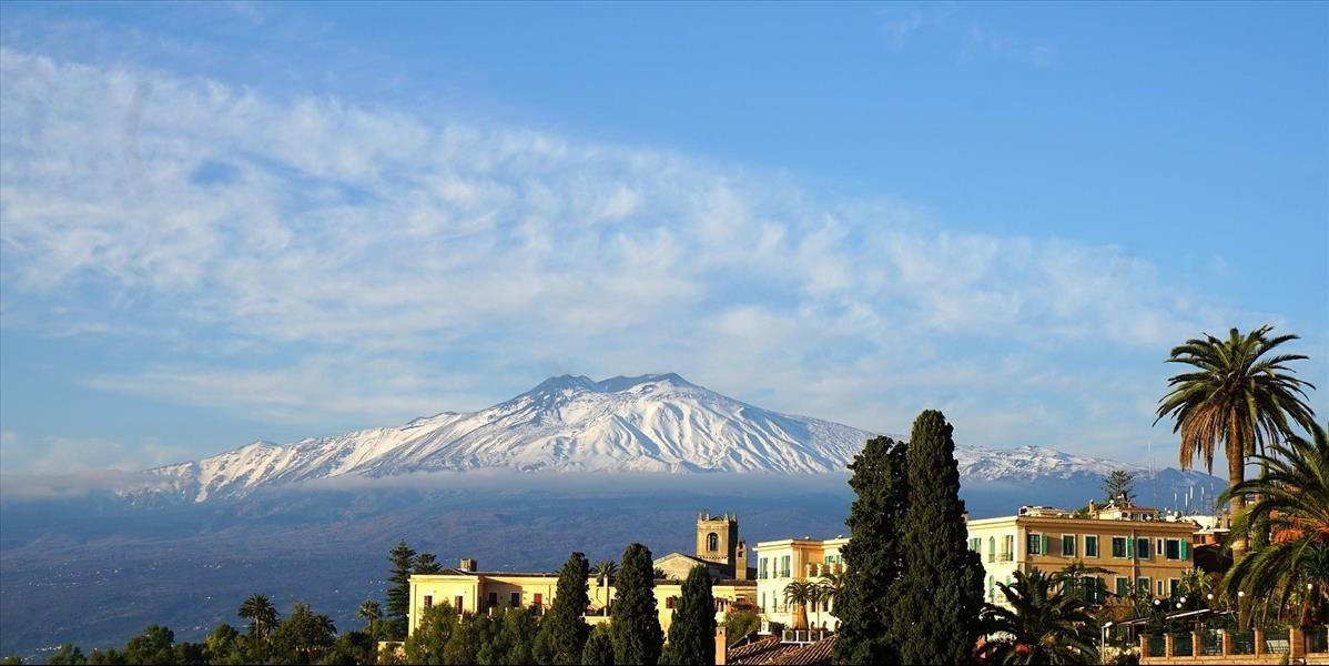 VIDEO Sopka Etna sa kĺže smerom k moru