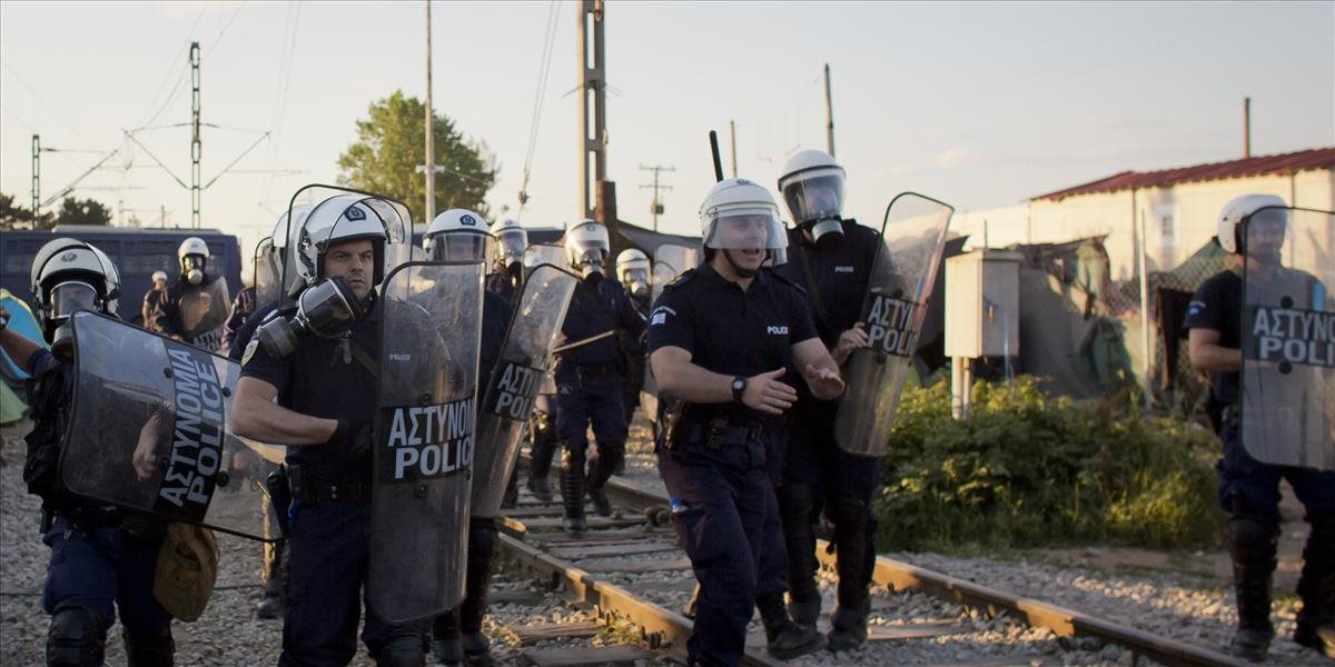 V Grécku zatkli troch prevádzačov, ktorí držali 21 migrantov ako rukojemníkov