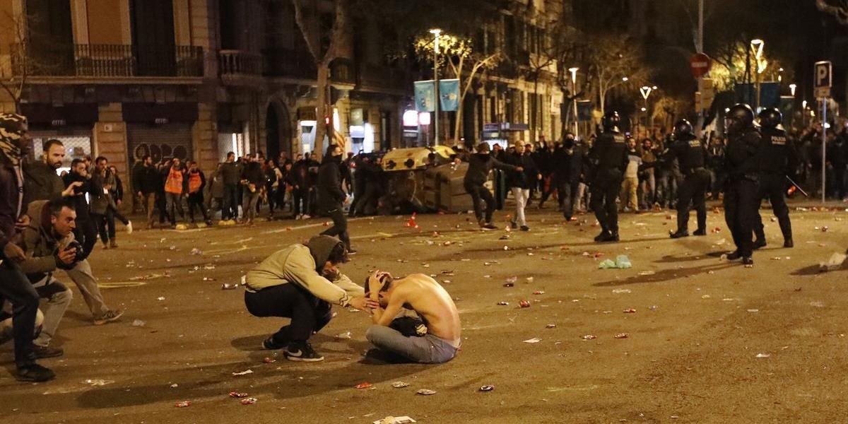 FOTO Najmenej 6 ľudí zatkli a 100 sa zranilo pri zrážkach s políciou na protestoch v Katalánsku