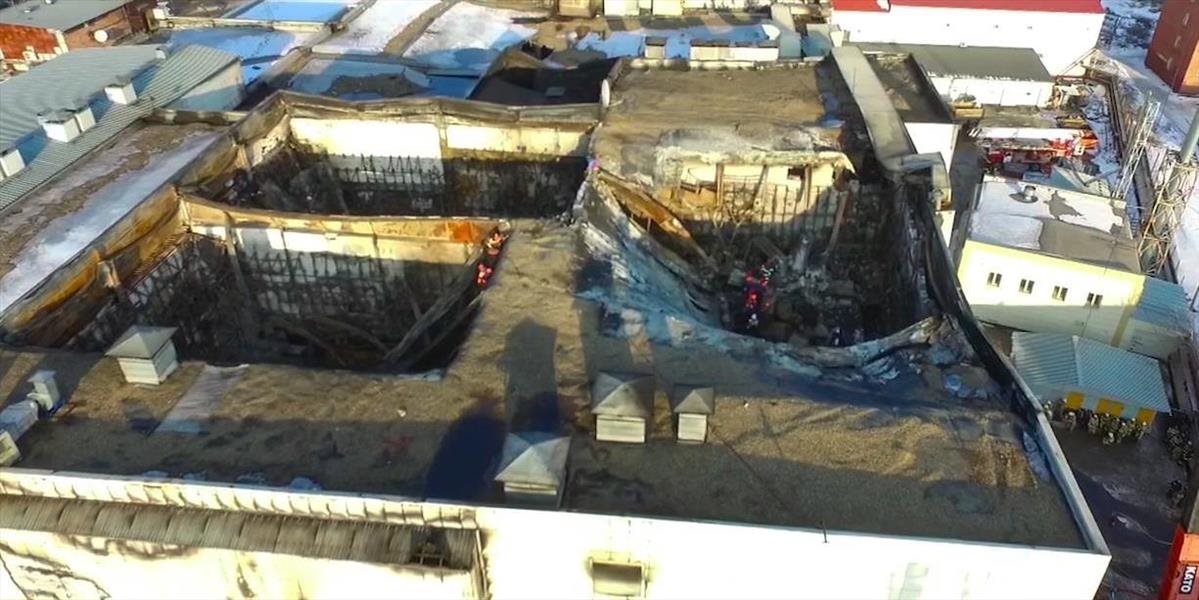 VIDEO Chlapec vyskočil pred plameňmi zo 4. poschodia: Desivé zábery odhaľujú katastrofu po požiari obchodného centra