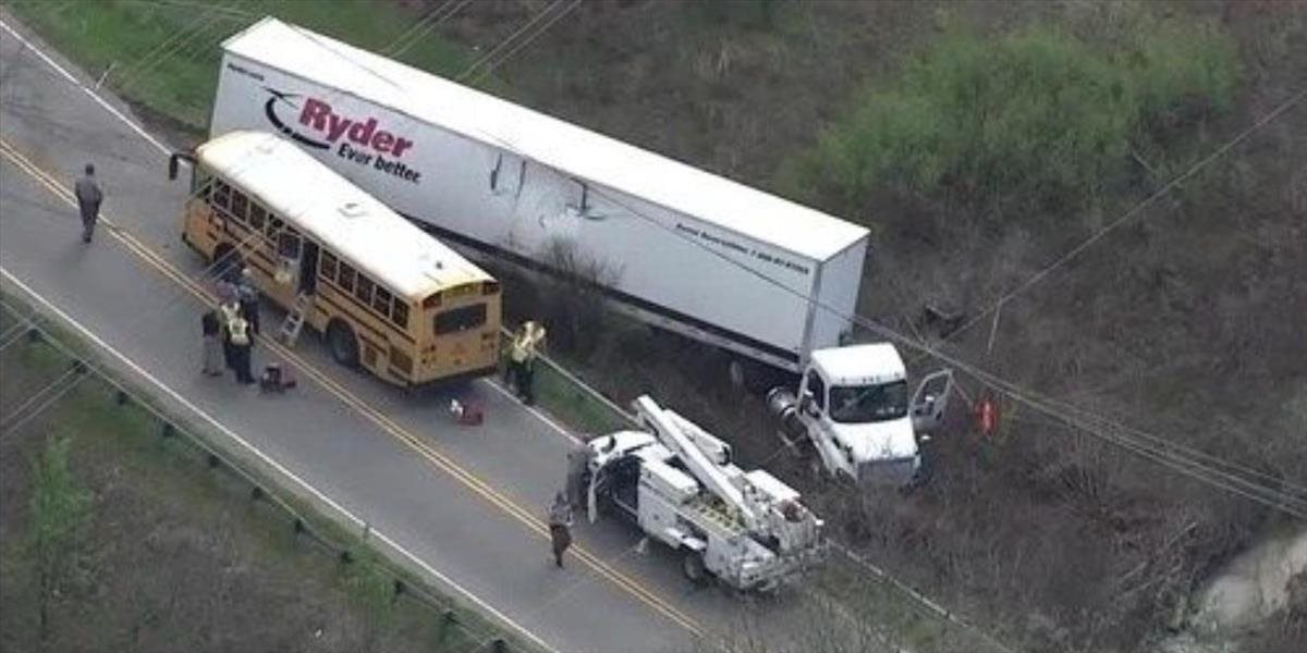 VIDEO Do školského autobusu narazil kamión