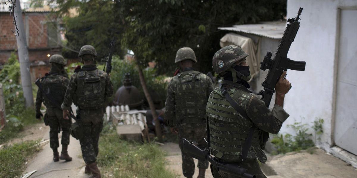 Takmer 4000 vojakov a policajtov zasahuje v komplexe faviel v brazílskom Riu